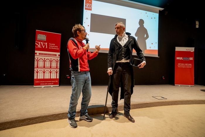 Incarnation des fondateurs de la SIM, le personnage de Nicolas K., ici aux côtés de Lorànt Deutsch lors de l'ouverture de la saison du bicentenaire, sera le fil rouge de l'évènement.