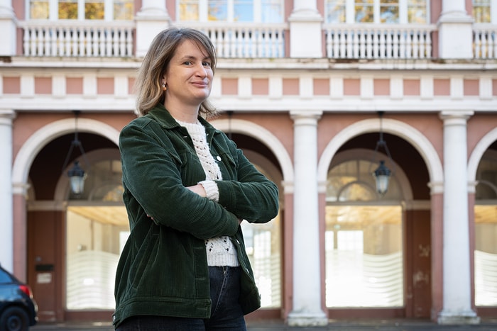 Marie-Elisabeth North devant la SIM, où elle ouvrira Les Compotes Mulhouse, à l'horizon mars 2026.