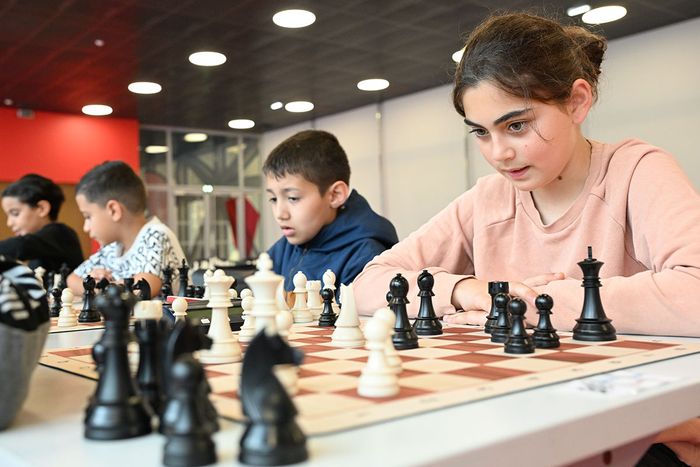 Concentrée, Zehra, 11 ans, apprécie "l’intelligence du jeu."