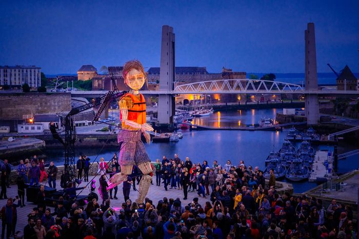 Le retour d’un grand spectacle déambulatoire, avec « Mo et le ruban rouge », de la Cie L’Homme debout.