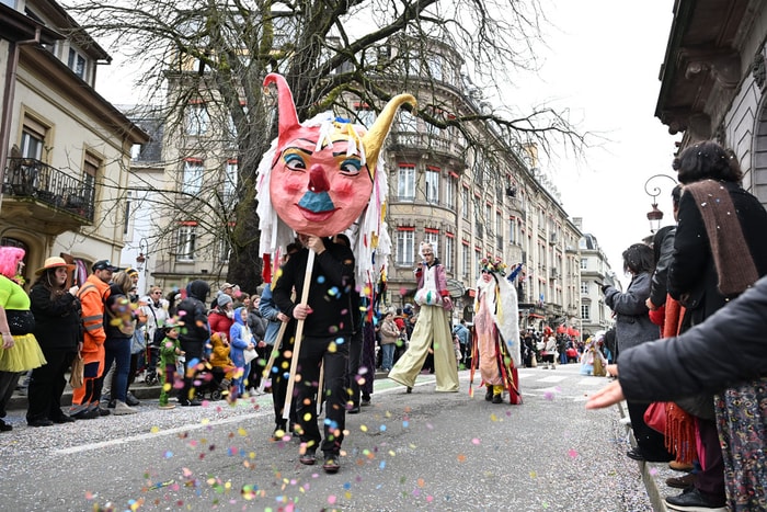 73e Cavalcade internationale des fous dimanche après-midi.
