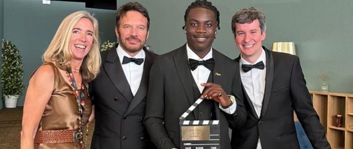 Remise du prix avec Mathieu Maucort, délégué interministériel à la jeunesse, Samuel Le Bihan, parrain de l'association (a centre), et Caroline Sénéclauze, fondatrice du projet "Moteur !".