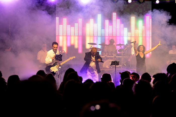 Les musiciens de l'orchestre Chorus interprètent pas moins de 90 morceaux, en live.