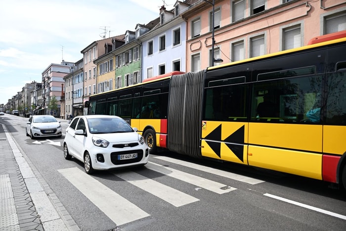 Parmi les décisions prises par la nouvelle municipalité : la réouverture, à sens unique, de la circulation automobile de l'axe Briand-Franklin. 