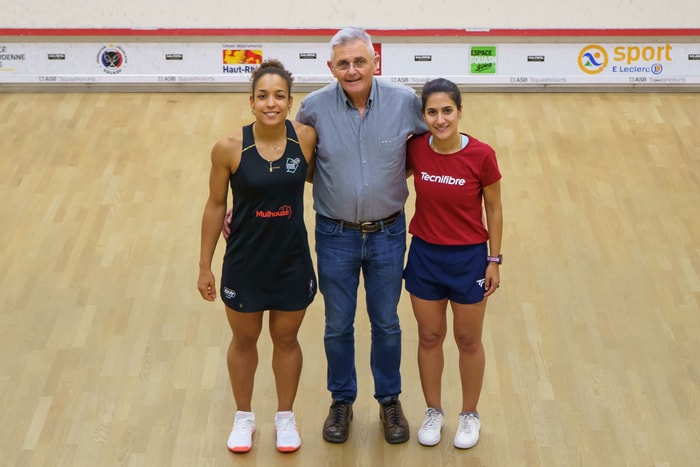Melissa Alves, avec la capitaine Taba Taghavi et le président du Mulhouse Squash Club, Thierry Jung.