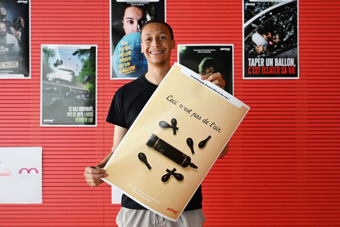 Mohamed Zina présente une partie des affiches de prévention, réalisées par Jeun'èse Cité.