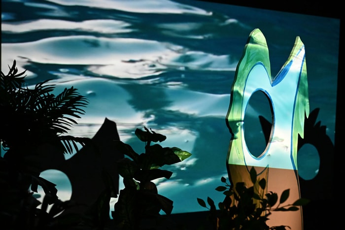 Les passe-tête en céramique de François Bauer dialoguent avec une vidéo réalisée par Christiane Fath.