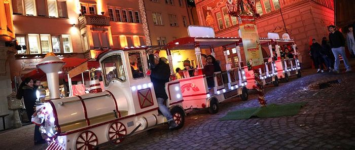 Un petit train sillonne le Marché de Noël.