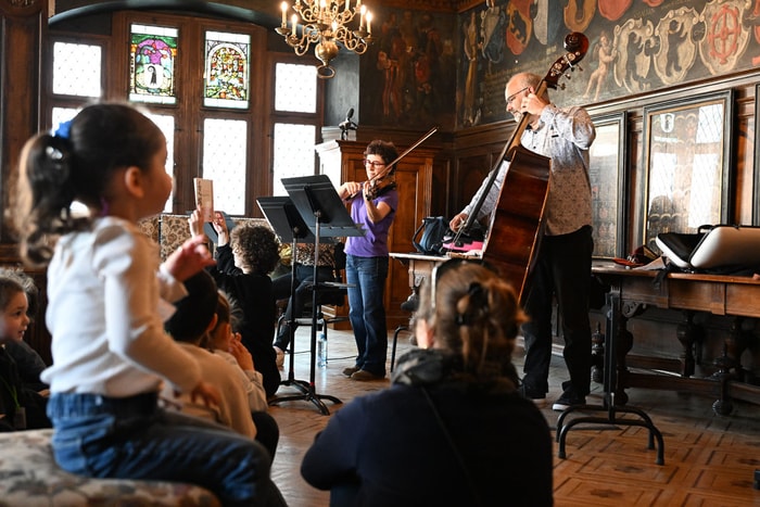 La salle du conseil de l’ancien Hôtel de ville, place de la Réunion, qui abrite le musée historique, a donné une ambiance spéciale au concert. 