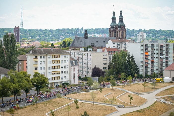 Vue des Terrasses du musée avec les coureurs du Tour de France.