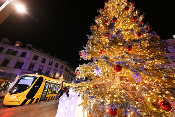 Le deuxième grand sapin, place de la République.