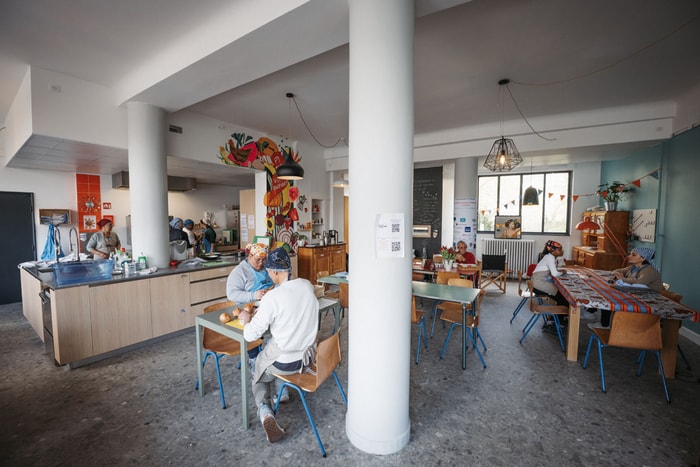 Les locaux se trouvent au rez-de-chaussée du bâtiment annulaire, à deux pas de la gare. 