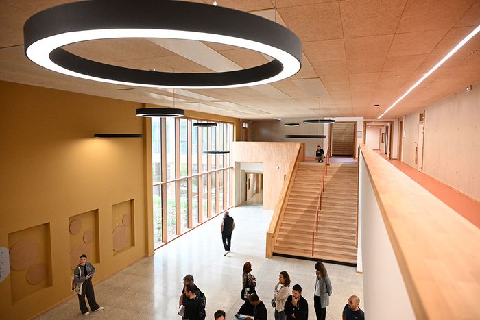 L'intérieur du nouveau bâtiment fait la part belle au bois et aux grandes baies vitrées.
