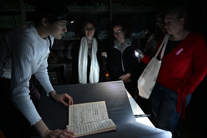 La bibliothèque Grand'rue organise une visite de ses réserves, à la lampe torche.