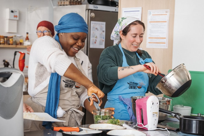 Aux Petites Cantines est un restaurant participatif, à prix libre, pensé comme un lieu de rencontre.