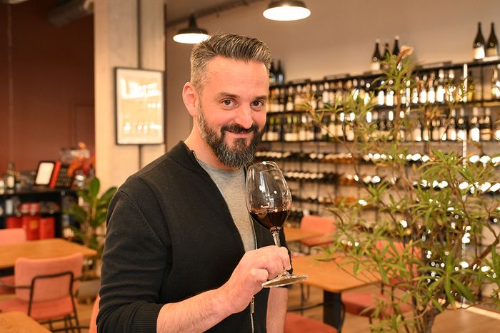 Le gérant de Brut de fût, Terence Schaguene, propose de nombreuses références de vins français, ainsi que de la restauration le midi et des soirées thématiques.