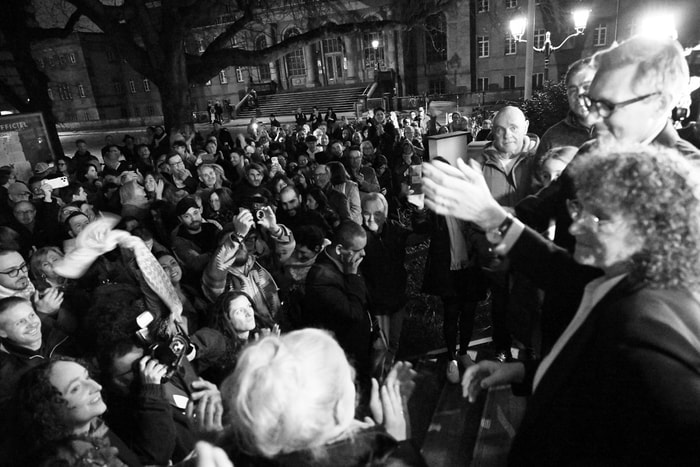 La foule des grands soirs devant la mairie.