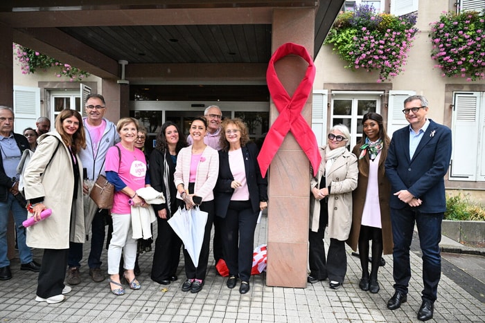 Jeudi 8 octobre 2026, un ruban rose symbolique a été dévoilé à l'entrée de la mairie de Mulhouse.