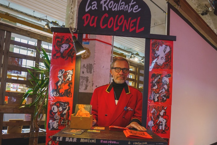 La Roulante du colonel et son mini-bar à roulettes.  