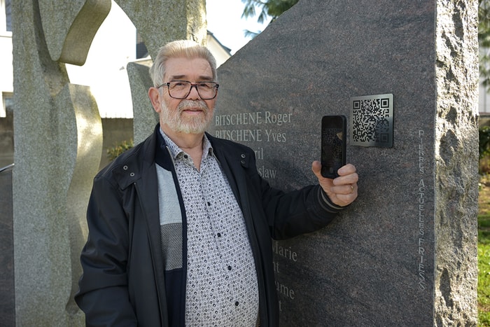 Le président de l'AVMM, Jean-Pierre Moppert, devant le QR code installé sur la stèle rendant hommage aux victimes de l'explosion de la rue de la Martre.