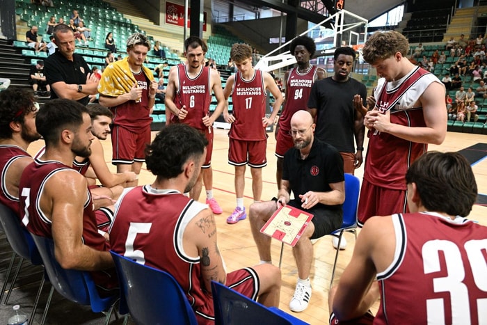 Frank Kuhn (au centre de la photo) entame sa troisième saison à la tête de l’équipe.
