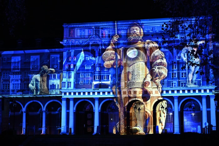 Spectacle son et lumière projeté sur la façade de la Société industrielle de Mulhouse.
