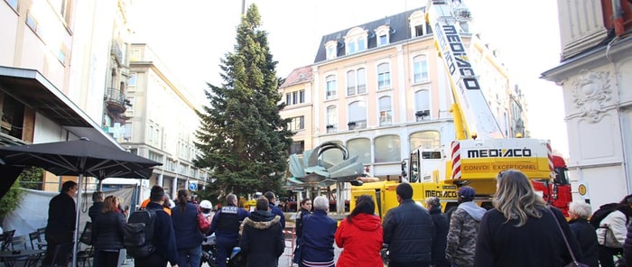 Séquence d'installation du sapin, place des Victoires, en 2020.