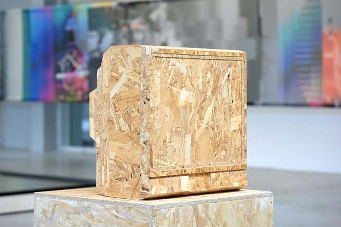 « New Babel II », un téléviseur en OSB. « J’ai souhaité rendre la télé silencieuse, en la couvrant d’OSB, qui est un déchet », souligne Hassan Darsi, qui image ainsi « la mauvaise influence de la télé sur les gens ».