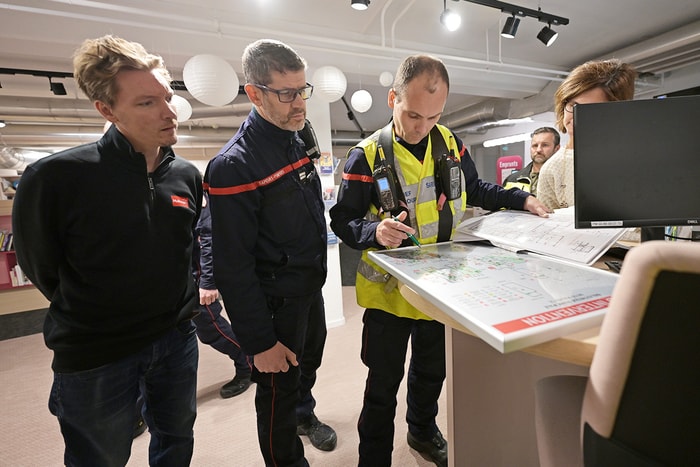 Dans le PC crise, les agents de la bibliothèques fournissent des informations aux soldats du feu.