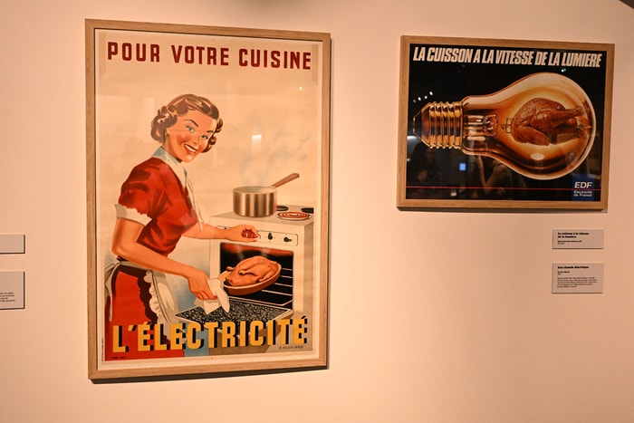 Dans les années 50, la femme au foyer est la cible des publicitaires. Dans les années 90, le poulet n’est plus cuit au four par une femme, mais à la vitesse de la lumière… dans une ampoule.