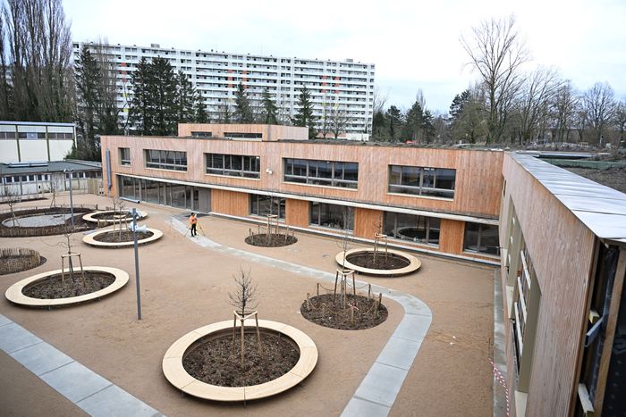 Confié au cabinet MWPA, le groupe scolaire Claire Roman conjugue réhabilitation totale de l'ex-école Camus et nouveau bâtiment (ici la cour des classes élémentaires).