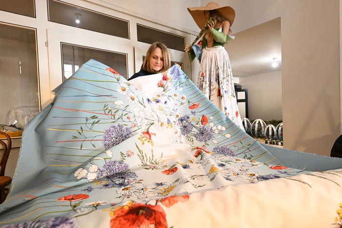 Le tissu, signé Marie-Jo Gebel, va donné toute sa singularité à la place de la Réunion. 