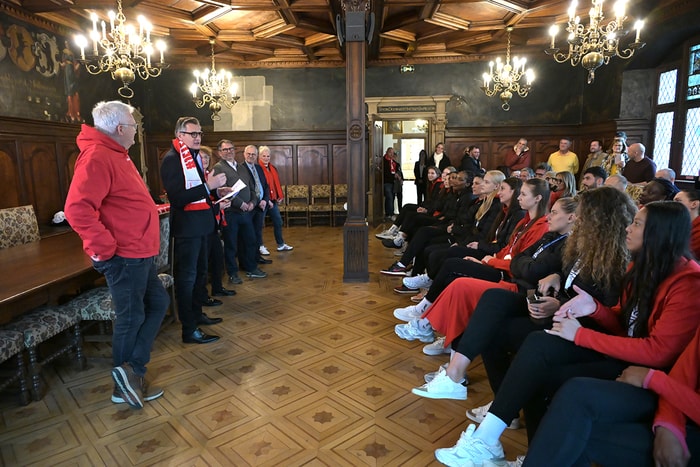 Instant solennel dans la salle du Conseil, place de la Réunion.