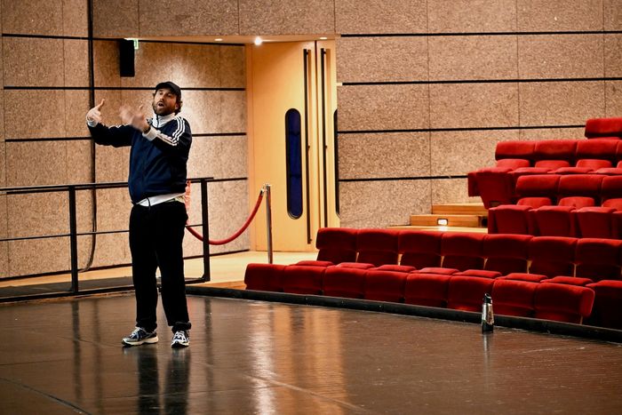 Le metteur en scène Sébastien Kheroufi.