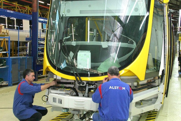 Fabrication des rames de tram sur le site d’Alstom à Aytré, près de La Rochelle, en 2004.