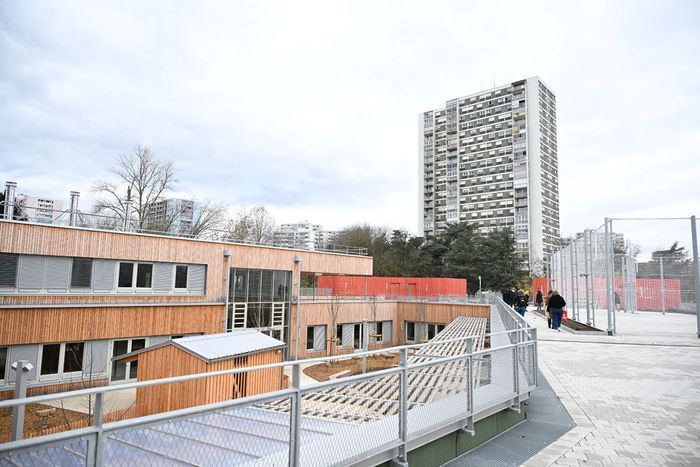 Originalité du groupe scolaire Simone Veil et première à Mulhouse, sa cour sur le toit, à destination des 270 élèves des classes élémentaires.   