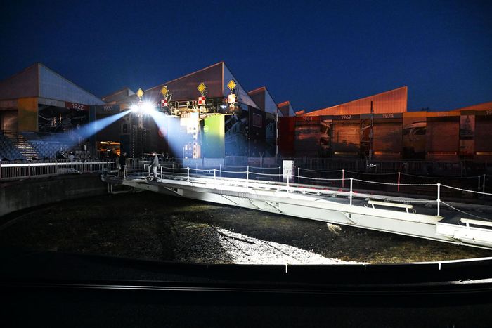 Le spectacle a pour cadre l'espace extérieur de la Cité du train.