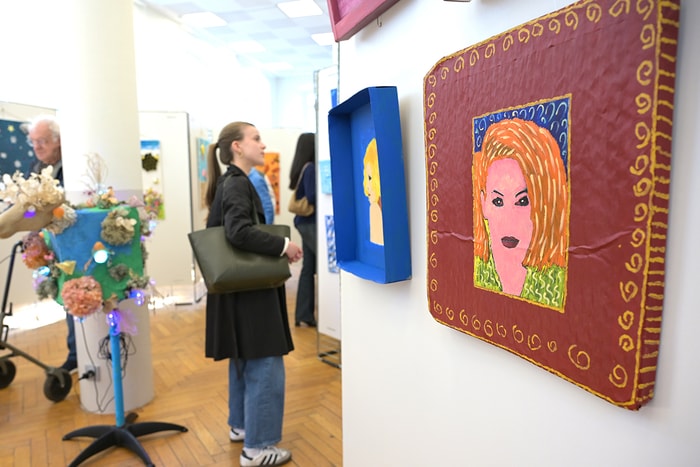 Chaque année, le collectif "Le Village" organise une exposition artistique, dans le cadre du Mois du cerveau. En 2026, une cinquantaine d'artistes exposeront, salle des Adjudications, du 26 au 30 mai.