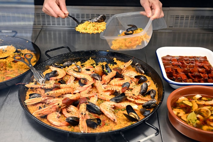 Plusieurs paëllas sont proposées au quotidien, à emporter. 