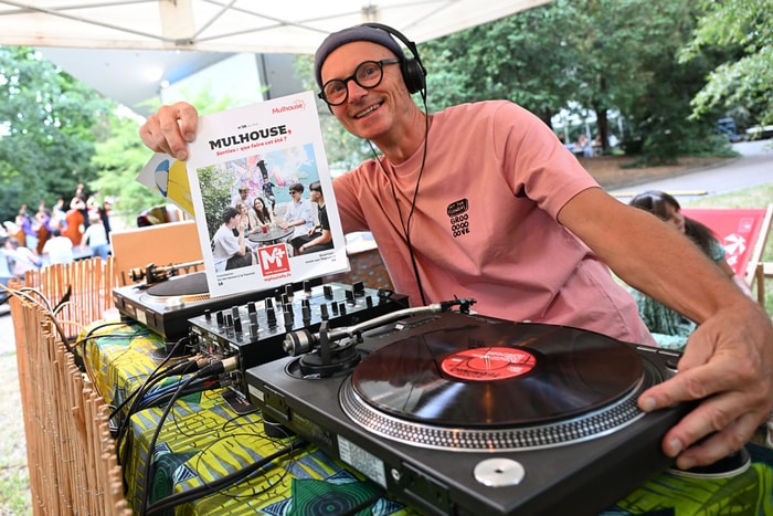 M+ met en lumière les rendez-vous qui rythment l'été mulhousien (ici lors du Dj set de Mambo Jumbo aux Jeudis du parc).   
