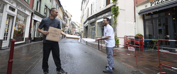 A la pizzeria Panettone, rue de l'Arsenal.