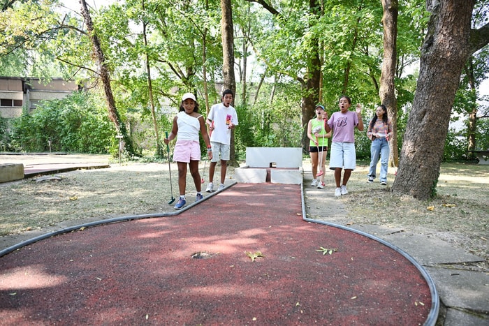 L'incontournable mini-golf, idéal pour une pause ludique et ombragée.
