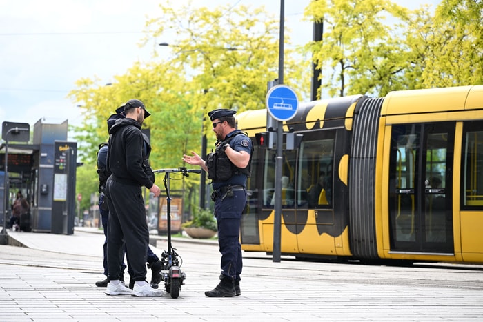 Une opération de contrôle des trottinettes électriques a eu lie, sur le parvis de la gare de Mulhouse, le 5 mai 2026.