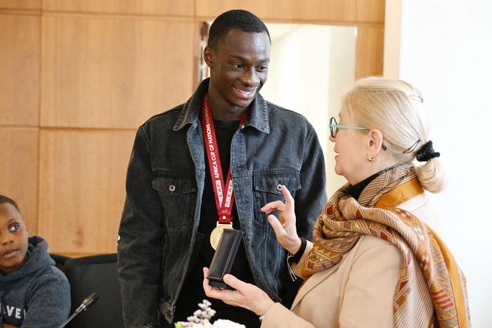 Le maire Michèle Lutz a remis, ce lundi 26 janvier 2026, la médaille de la Ville de Mulhouse à Habib Diarra. 