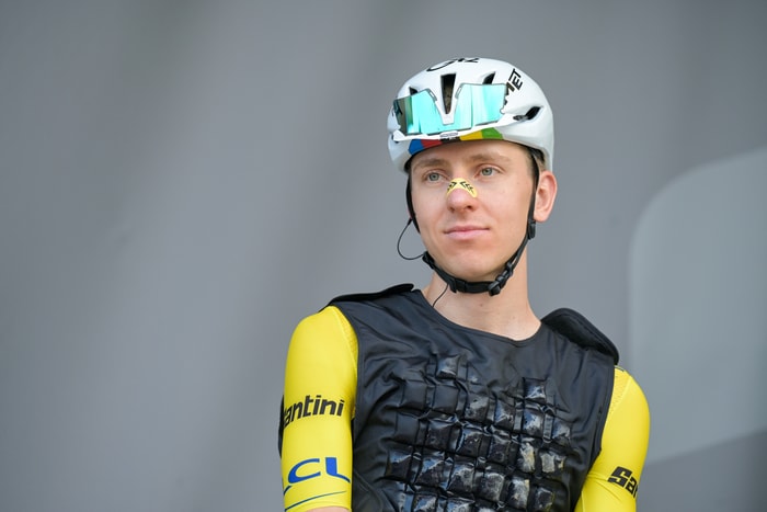 Le maillot Jaune Tadej Pogačar, concentré avant le départ.