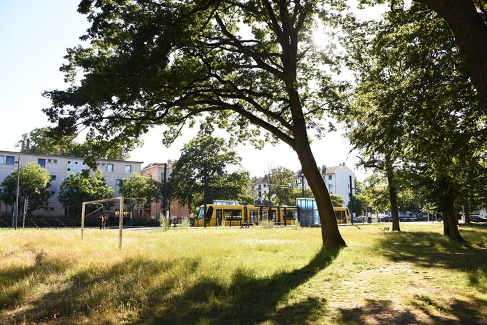 Le tram, à la station Saint-Nazaire, au cœur du quartier de Bourtzwiller.
