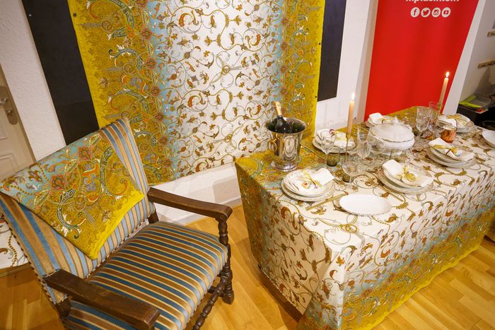 L'étoffe de Noël, mise à l'honneur sous forme de nappe sur une table de fête, créée par Sarah et Johanna Witz, les deux sœurs derrière le magazine d'art de vivre Fine Fleur.