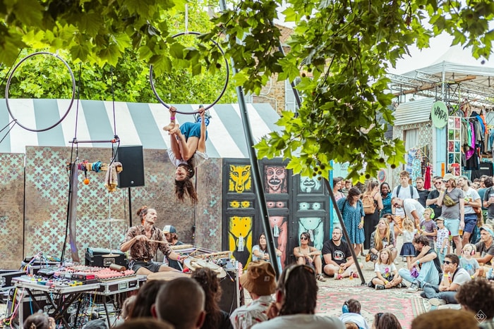 Le concert spectacle Boucherie Miaoux rassemble un batteur et une acrobate aérienne. 