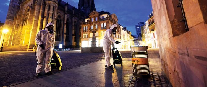 Scène surréaliste : la désinfection des rues.