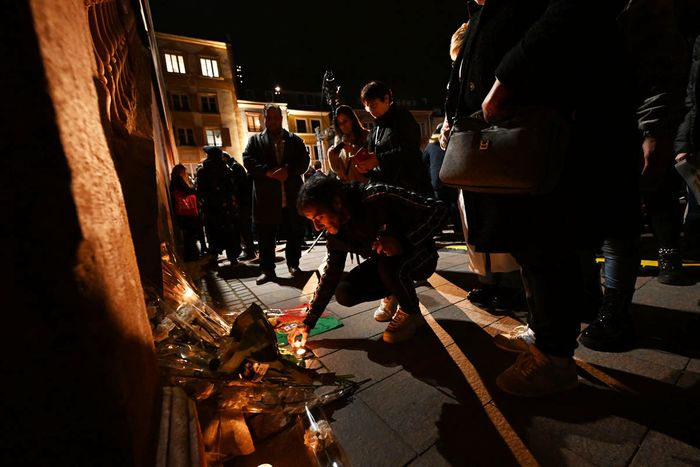 Des Mulhousiens sont venus spontanément déposer des fleurs et des bougies en hommage à la victime de l’attentat et à ses proches.